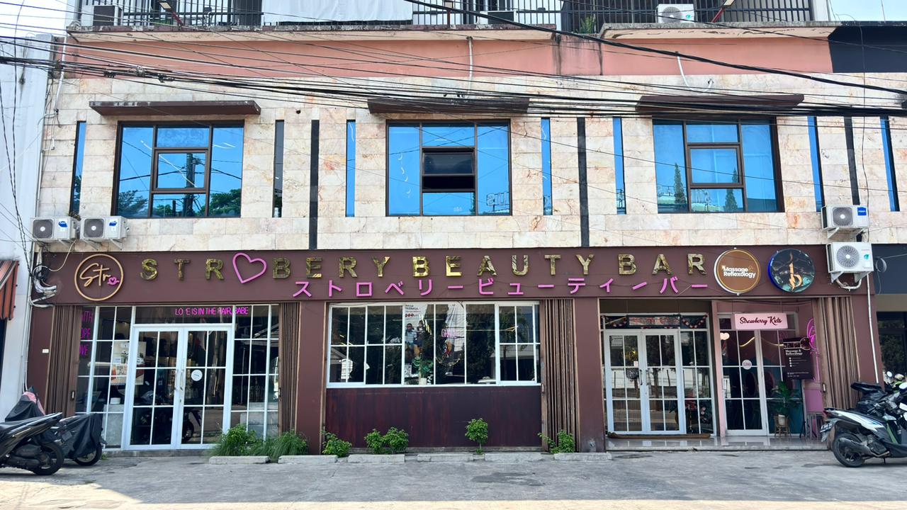Tampak depan Strawberry Beauty Bar, Kota Bandung